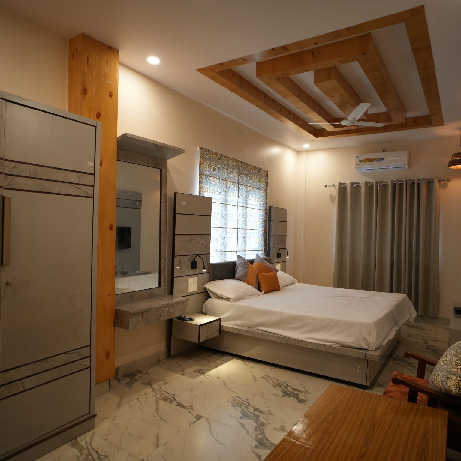 DELUXE ROOMS